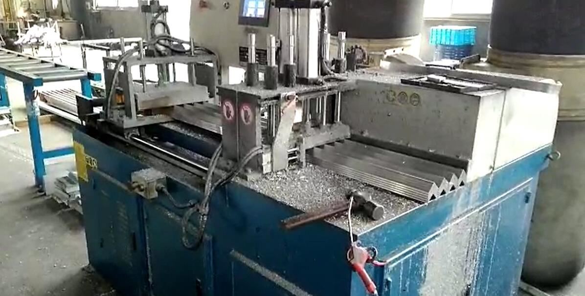 【四川】讓高效率省錢的鋁合金自動角碼機，來彌補成本劇增的門窗行業(yè)
